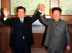 Korean leaders sign pact toward reconciliation, unification
